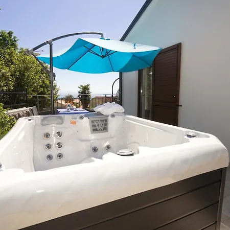 Apartment Riviera Blue With Seaview, Private Whirlpools And Parking Near Opatija *